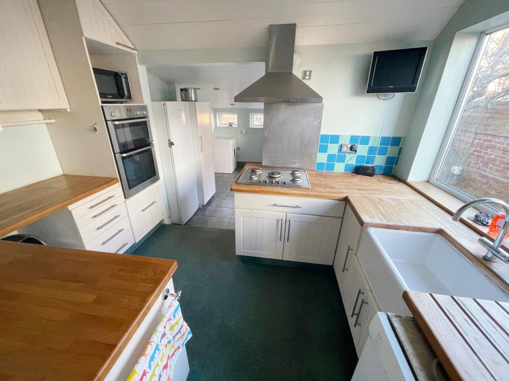 Lot: 173 - FOUR-BEDROOM HOUSE FOR IMPROVEMENT AND MODERNISATION - Kitchen